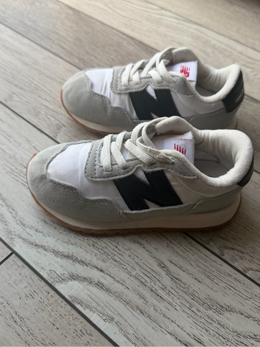 New Balance Kids White, Gray & Black 👟 size 10 - Picture 3 of 7
